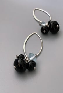 boucles d'oreilles pépites de verre Noir et bleu cristallin