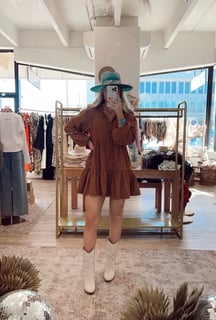 Vestido corto con botas vaqueras