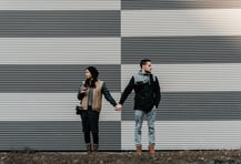 Beziehungsprobleme entstehen oft durch Prägungen aus der Kindheit. Hypnose kann helfen.