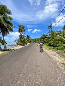 Manon et Laurent en vélo pour se déplacer sur l'île de Bora