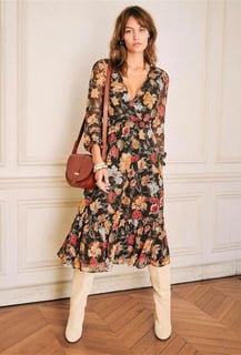 Vestido midi estampado con botas beige
