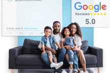 Família sentada em sofá limpo com arte gráfica ao lado e selo de avaliação 5 estrelas do Google.