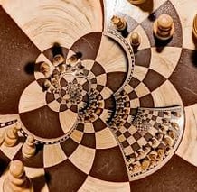Um tabuleiro com peças de xadrez em espiral numa imagem surrealista