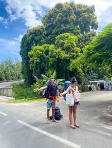 Laurent et Eva qui font du stop pour se déplacer à Moorea