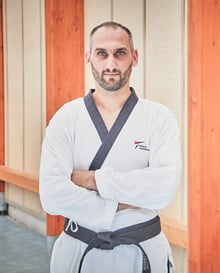 stephane verrando praticien en hypnose et entraineur de Taekwondo en tenue de taekwondo