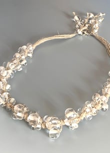 Jolie combinaison naturelle pour un collier d'exception célébrant la pureté. 102 perles de cristal