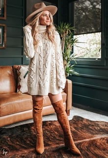 Vestido sweater con botas altas