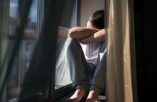 homme en dépression. Sortir de la depression avec un magnétiseur à Nantes