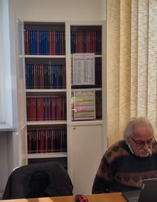 Click per ingrandire. L'importanza del segretario: indaffarato a tenere a posto conti e biblioteca.