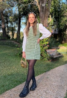 Vestido corto con botas chunky