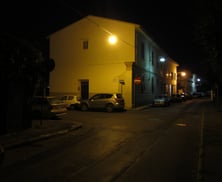 Qui le luci hanno 'armatura a lanterna e lampade a vapori di mercurio
