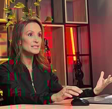 Dra Nicole dando aula online