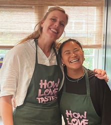 Teamleden van How Love Tastes lachend tijdens een event