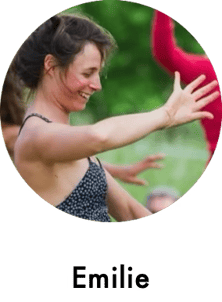 femme qui danse avec ses mains danse libre dans du monde