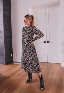 Vestido midi con botas western