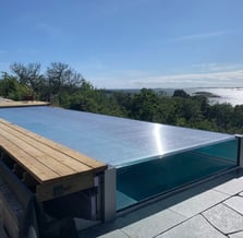 Pool med isolerande pooltak som höjer vattentemperaturen effektivt