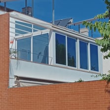 Veranda en terraza casa con Lucernario y ventanas.