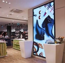 pantalla vertical con publicidad