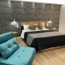 Camera da letto elegante con letto matrimoniale, arredamento moderno e luminoso, ideale per un riposo confortevole