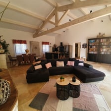 grande salle ouverte avec cuisine