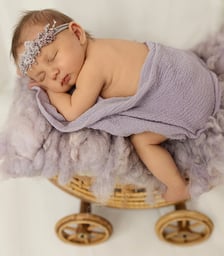 bébé qui dort sur une poussette don t pied dépasse