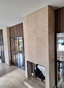 Image avant la conception du projet montrant la cheminée coté salle à manger