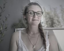 Portrait en noir et blanc de l'artiste Eva Girardeau