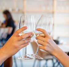 trinquer avec des verres de vins blanc