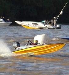 lancha de carrera con motor outboard Gabriel garrido