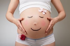 Femme enceinte sereine, joyeuse avec l'hypnose et la PNL