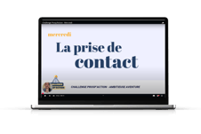 Un ordinateur avec, sur son écran, un extrait d'une leçon sur la prise de contact en prospection