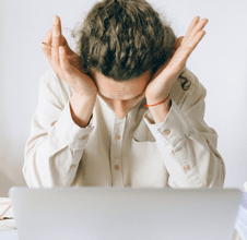 un homme stressé, épuisé