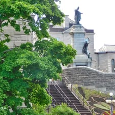 Mgr de Laval, escalier, mur de pierre.