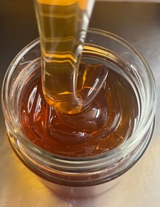 Honig fließt in ein Glas