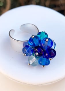 Bague moderne en perles de verre de Murano. couleur bleu