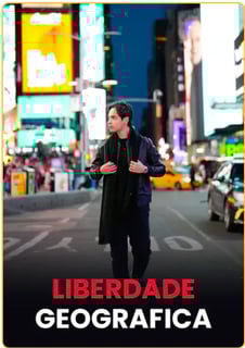 a man in a black jacket and scarf standing in front of a city streetGeográfica