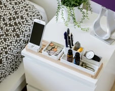 Mesa de noche organizada y minimalista con un celular y pocos objetos más