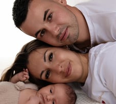photo des 3 têtes une sur l'autre, bébé, maman, papa