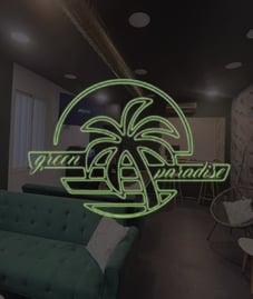  Neón Green Paradise con palmera en club cannábico moderno