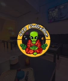 Logotipo 420 Collective con alienígena y ambiente interior del club