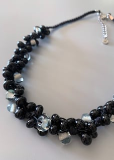 Collier noir profond 90 perles fines en verre de Murano