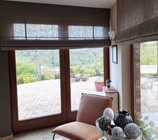 Image avant le projet montrant une partie attenante au salon avec des fauteuils orangés