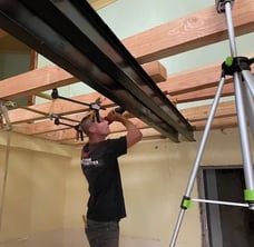 Hout balken gaten boren bouwvakker