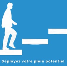 Personne montant un escalier symbolisant le fait d’avancer et de déployer son potentiel grâce à la prestation Mes Ressources