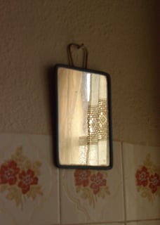 Ons portugees huisje, spiegel aan de wand