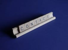 Comme le chevalet du scrable, ici est écrit contact