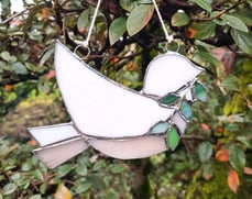 les rameaux, vitrail oiseau avec branche de rameaux