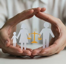 Familia protegida con balanza de justicia, símbolo del Derecho de Familia.