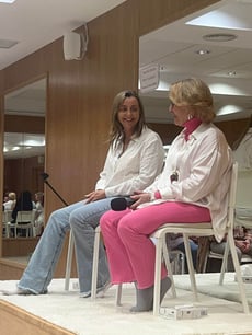 Mariel Hilgert sentada junto a Brigitte Champetier de Ribes