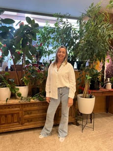 Mariel Hilgert en un espacio con plantas